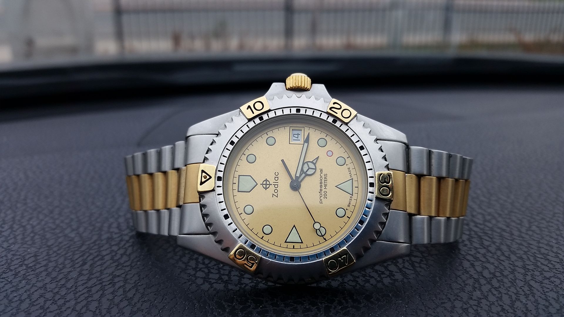 zodiac red dot diver
