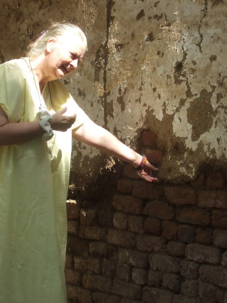 Cowdungstrawandmudplasteringonhouse.jpg