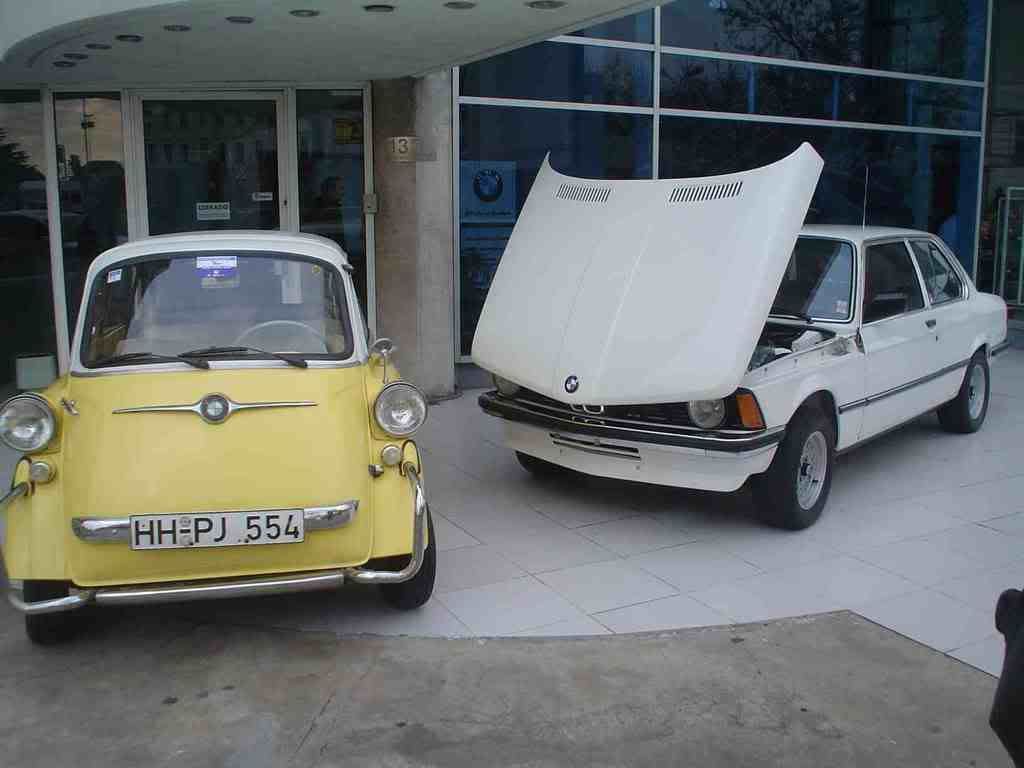 http://i232.photobucket.com/albums/ee305/negrom2002/isetta320.jpg