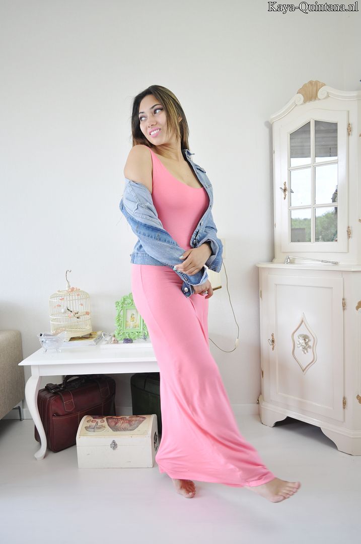 outfit met lange roze jurk