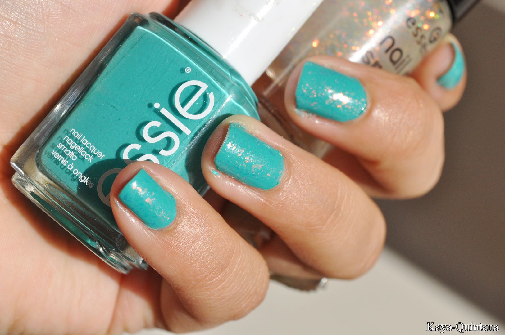 blauwgroene nagellak met flakies