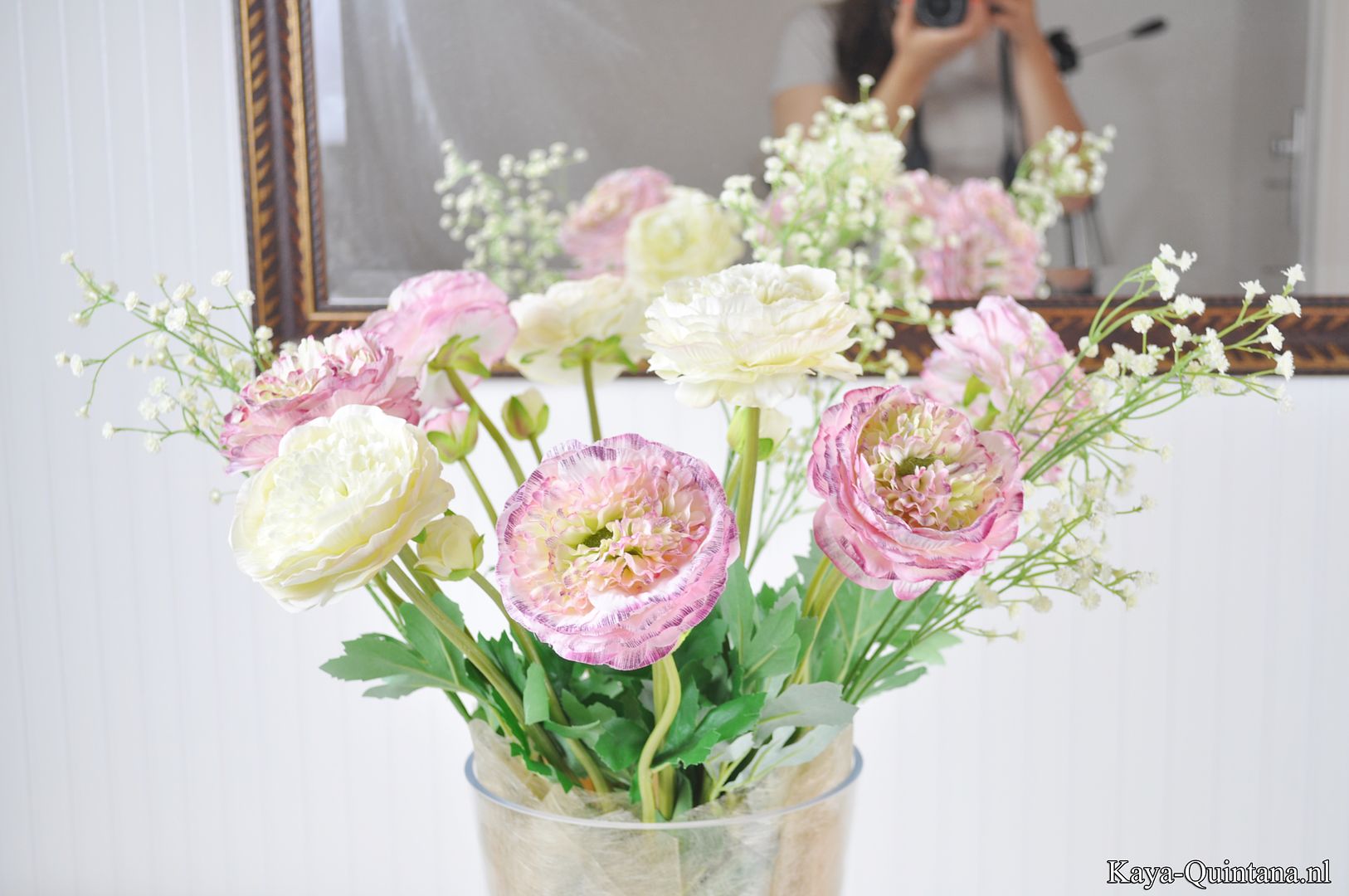 roze en witte kunstbloemen