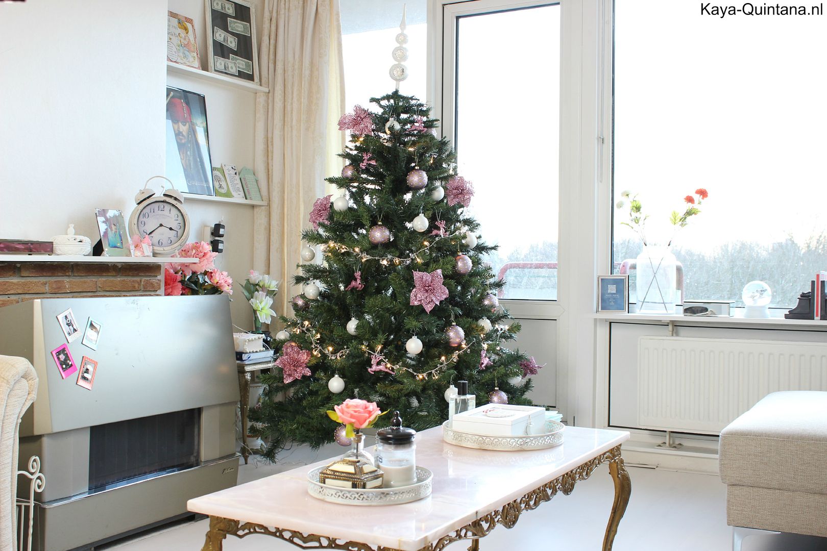 kerstboom met lila ornamenten