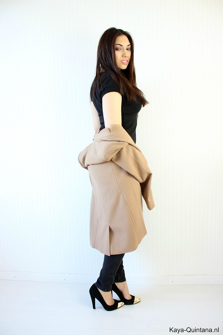 minimalistic outfit camel coat