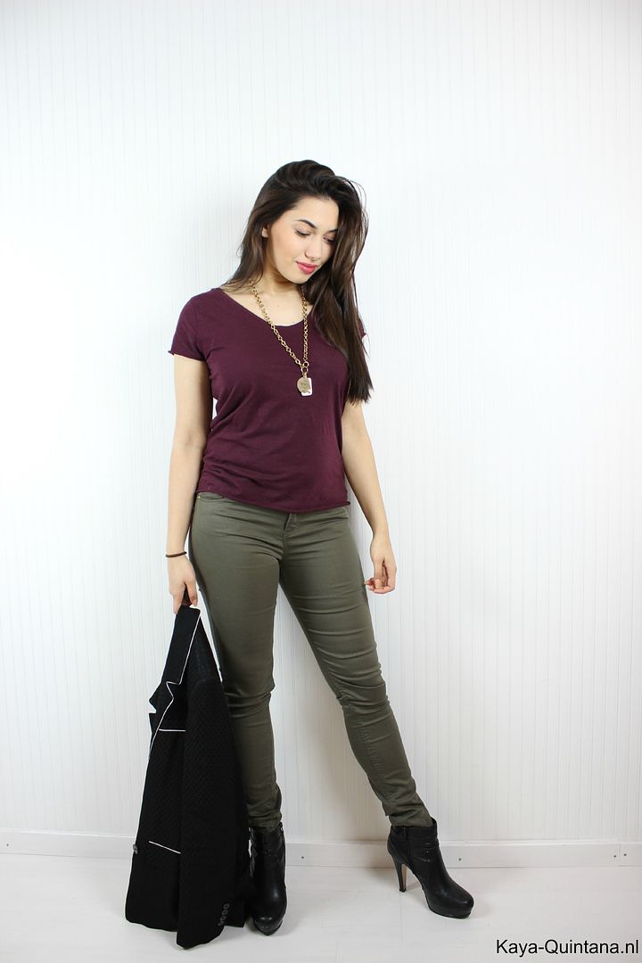 outfit met burgundy t-shirt