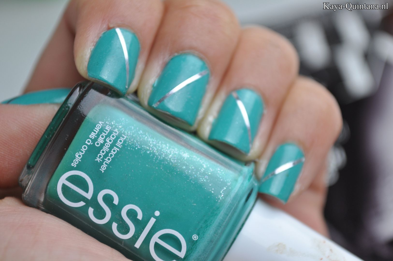 blauwgroene nagellak met zilveren shimmer