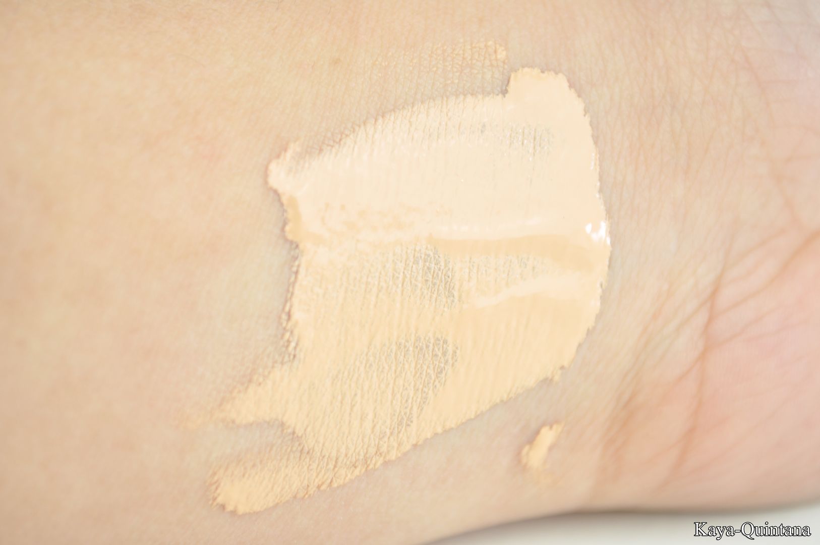 dolce and gabbana luminous foundation in natural glow swatches