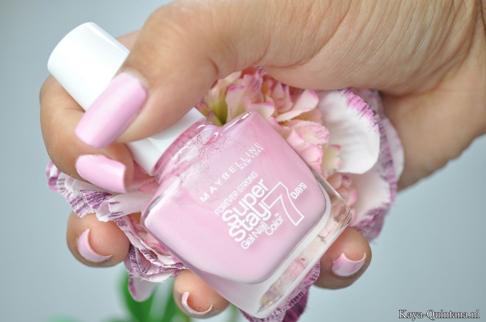 roze nagellak van maybelline