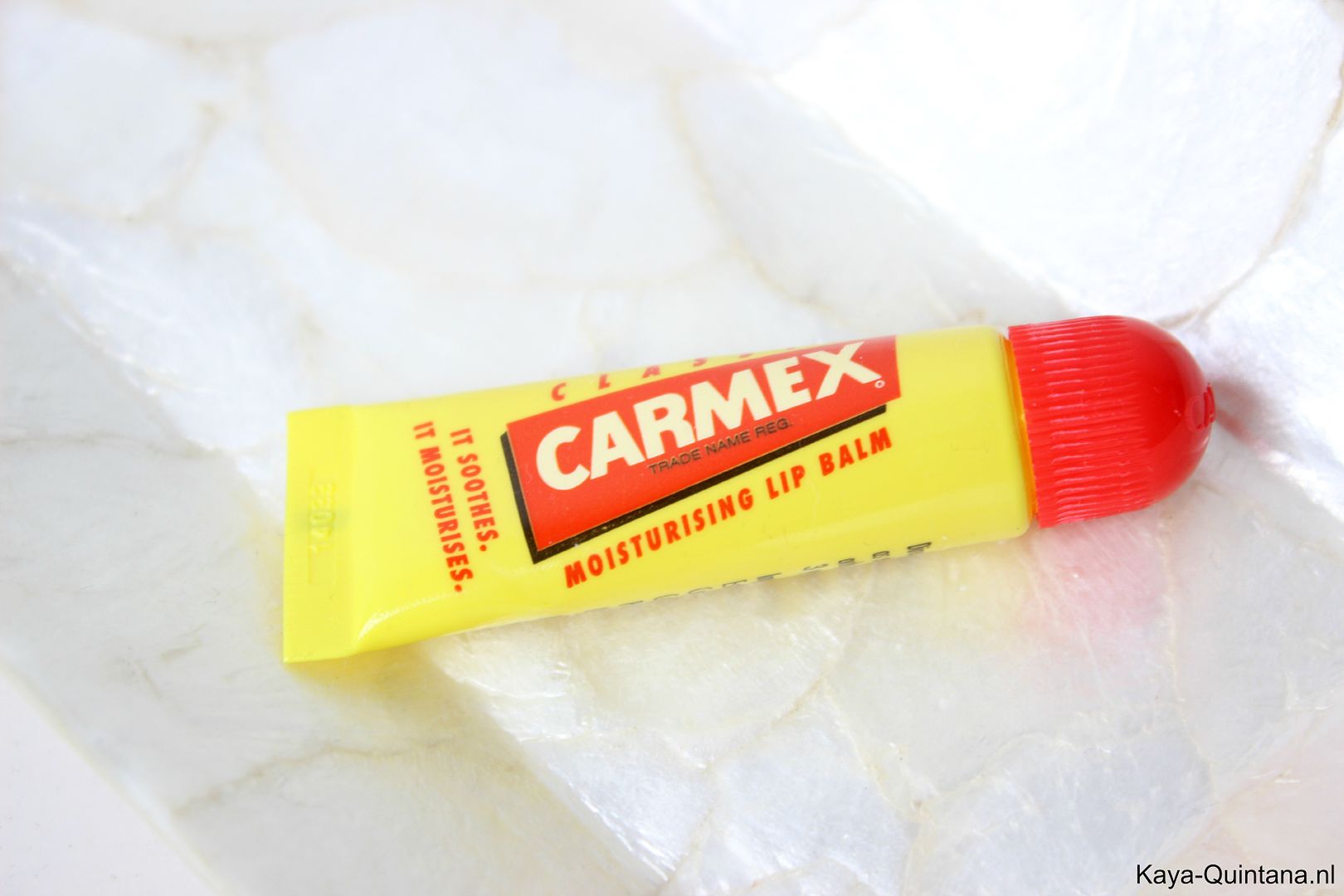 carmex moisturizing lip balm