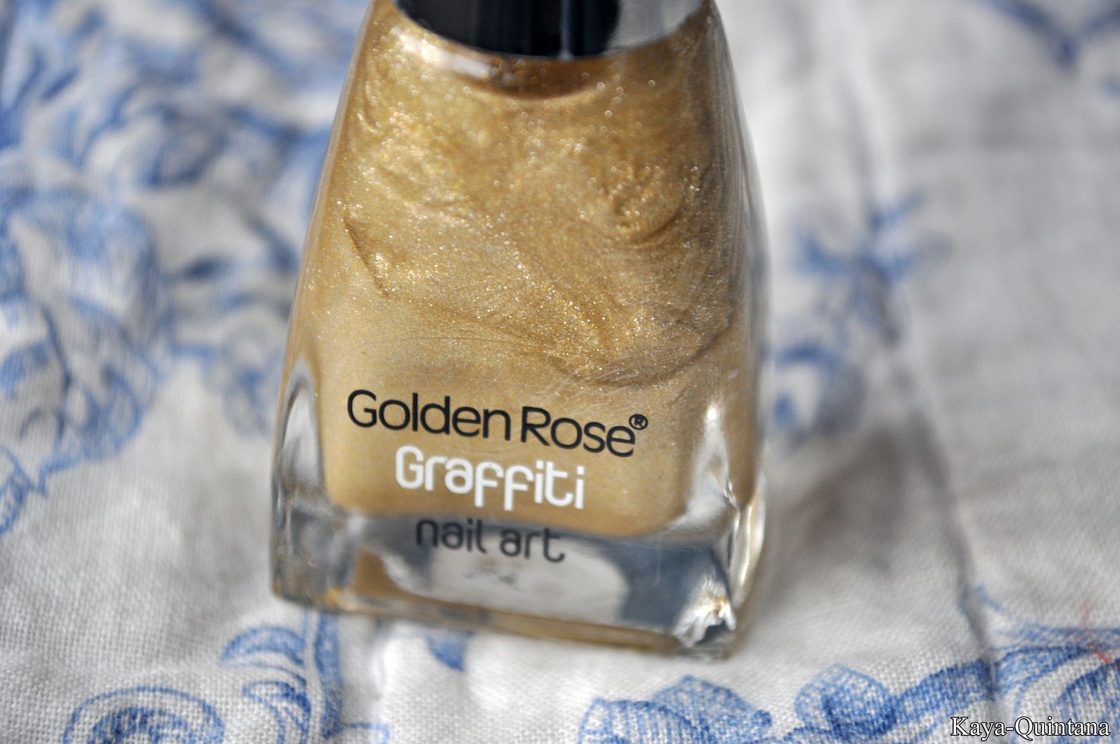 golden rose grafitti nail art