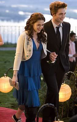 http://i232.photobucket.com/albums/ee236/shadowma1771/Twilight/Twilight-Bella-prom-Edward_l.jpg