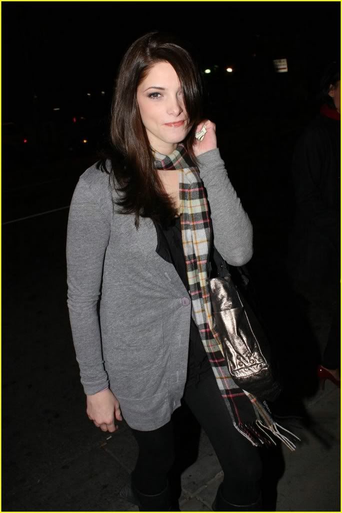 http://i232.photobucket.com/albums/ee236/shadowma1771/Twilight/ashley-greene-bar-deluxe-scarf-02.jpg