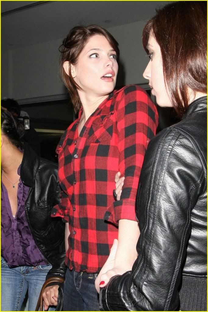 http://i232.photobucket.com/albums/ee236/shadowma1771/Twilight/ashley-greene-plaid-pretty-03.jpg