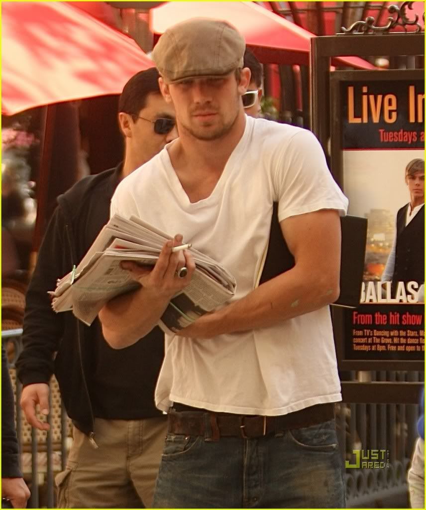 http://i232.photobucket.com/albums/ee236/shadowma1771/Twilight/cam-gigandet-dominiquegeisendorff-l.jpg