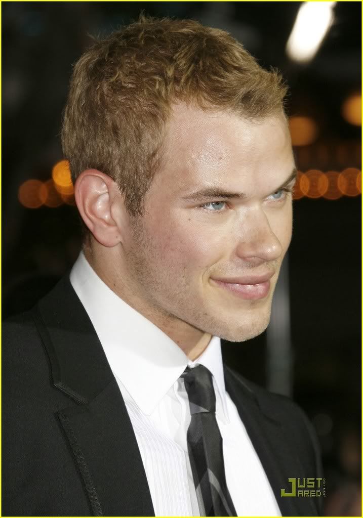 http://i232.photobucket.com/albums/ee236/shadowma1771/Twilight/cam-gigandet-kellan-lutz-twilight-1.jpg