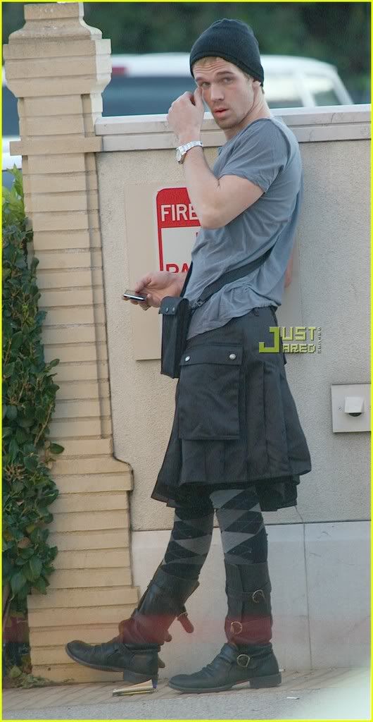 http://i232.photobucket.com/albums/ee236/shadowma1771/Twilight/cam-gigandet-kilt-07.jpg