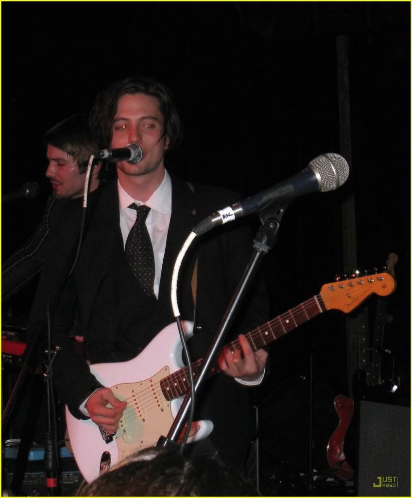 http://i232.photobucket.com/albums/ee236/shadowma1771/Twilight/jackson-rathbone-100-monkeys-02.jpg