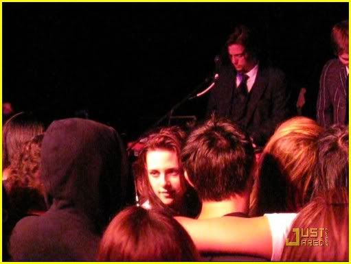 http://i232.photobucket.com/albums/ee236/shadowma1771/Twilight/jackson-rathbone-100-monkeys-04.jpg