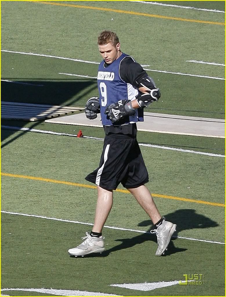 http://i232.photobucket.com/albums/ee236/shadowma1771/Twilight/kellan-lutz-lacrosse-player-07.jpg