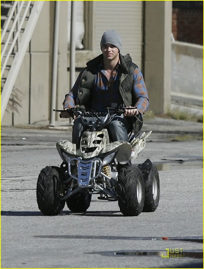 http://i232.photobucket.com/albums/ee236/shadowma1771/Twilight/kellan-lutz-scooter-shopper-06.jpg