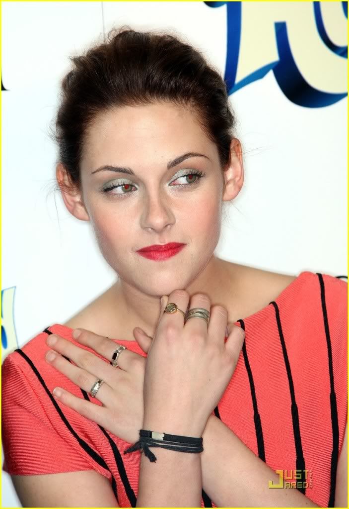 http://i232.photobucket.com/albums/ee236/shadowma1771/Twilight/kristen-stewart-adventureland-pr-2.jpg