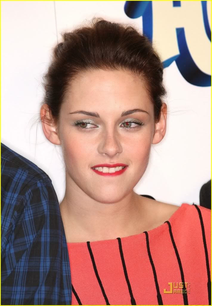 http://i232.photobucket.com/albums/ee236/shadowma1771/Twilight/kristen-stewart-adventureland-pr-5.jpg