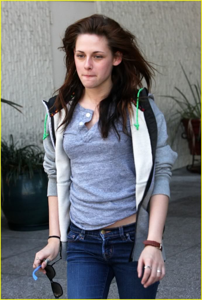 http://i232.photobucket.com/albums/ee236/shadowma1771/Twilight/kristen-stewart-cake-eater-02.jpg