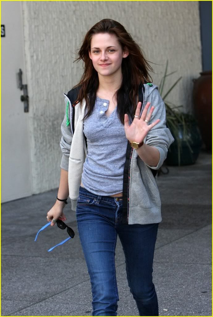 http://i232.photobucket.com/albums/ee236/shadowma1771/Twilight/kristen-stewart-cake-eater-06.jpg