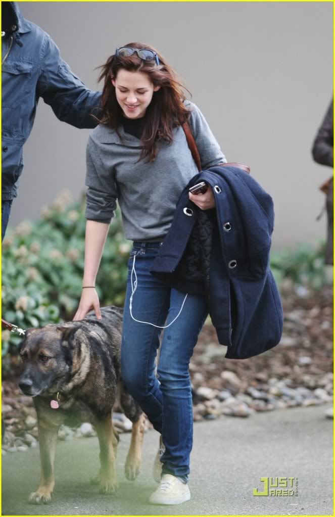 http://i232.photobucket.com/albums/ee236/shadowma1771/Twilight/kristen-stewart-canine-cute-08.jpg