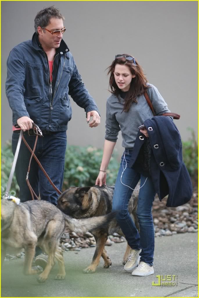 http://i232.photobucket.com/albums/ee236/shadowma1771/Twilight/kristen-stewart-canine-cute-13.jpg