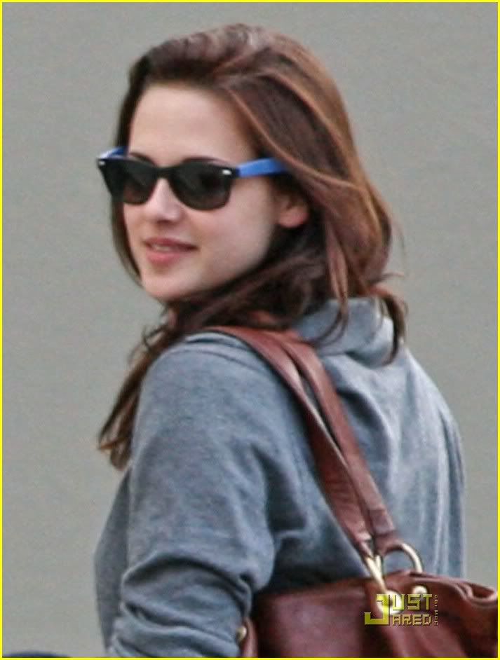 http://i232.photobucket.com/albums/ee236/shadowma1771/Twilight/kristen-stewart-canine-cute-20.jpg