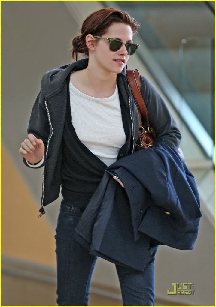 http://i232.photobucket.com/albums/ee236/shadowma1771/Twilight/kristen-stewart-home-to-la-03.jpg