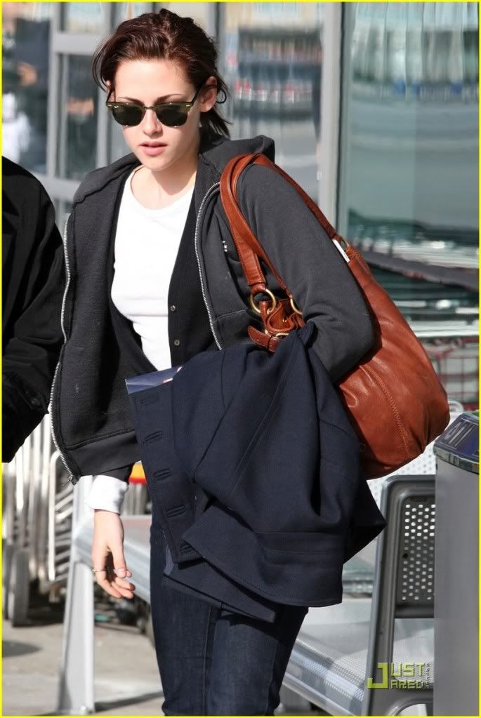 http://i232.photobucket.com/albums/ee236/shadowma1771/Twilight/kristen-stewart-home-to-la-07.jpg