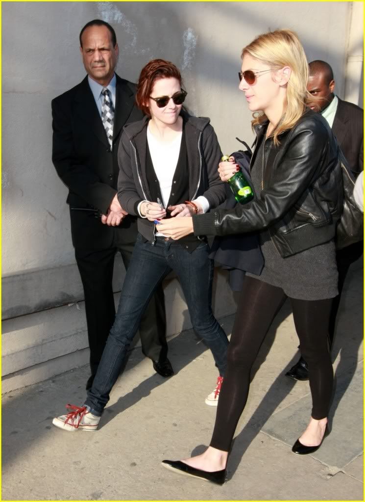 http://i232.photobucket.com/albums/ee236/shadowma1771/Twilight/kristen-stewart-jimmy-kimmel-08.jpg