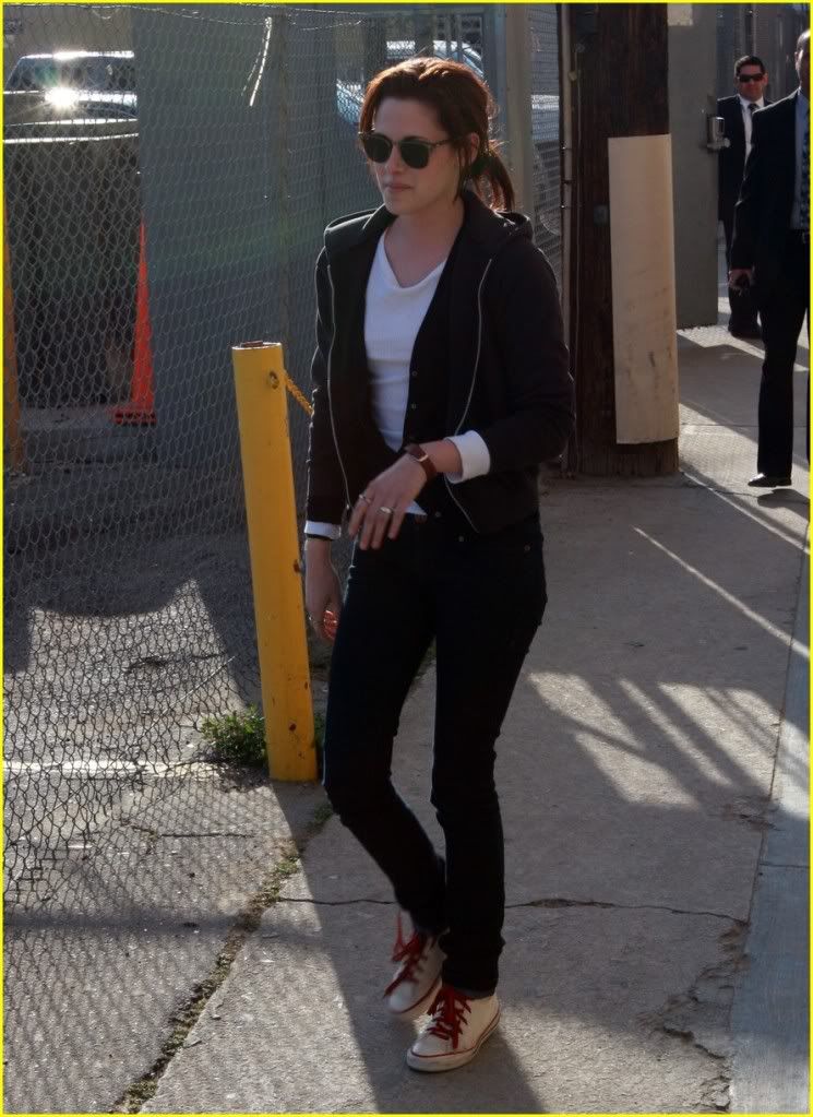 http://i232.photobucket.com/albums/ee236/shadowma1771/Twilight/kristen-stewart-jimmy-kimmel-10.jpg