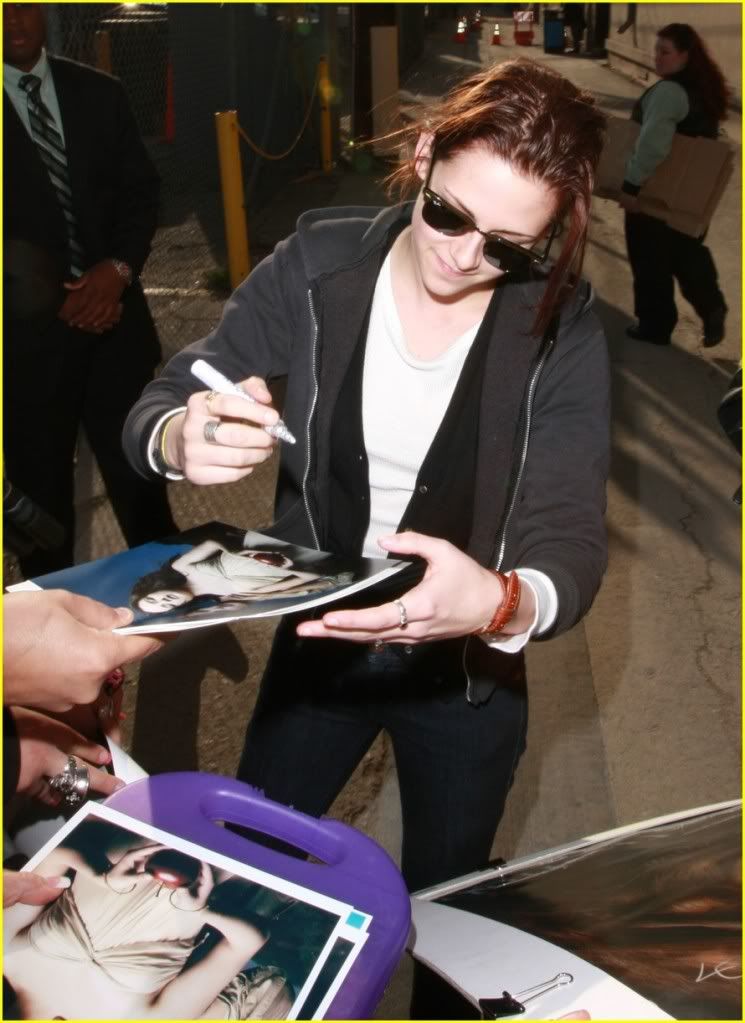 http://i232.photobucket.com/albums/ee236/shadowma1771/Twilight/kristen-stewart-jimmy-kimmel-14.jpg