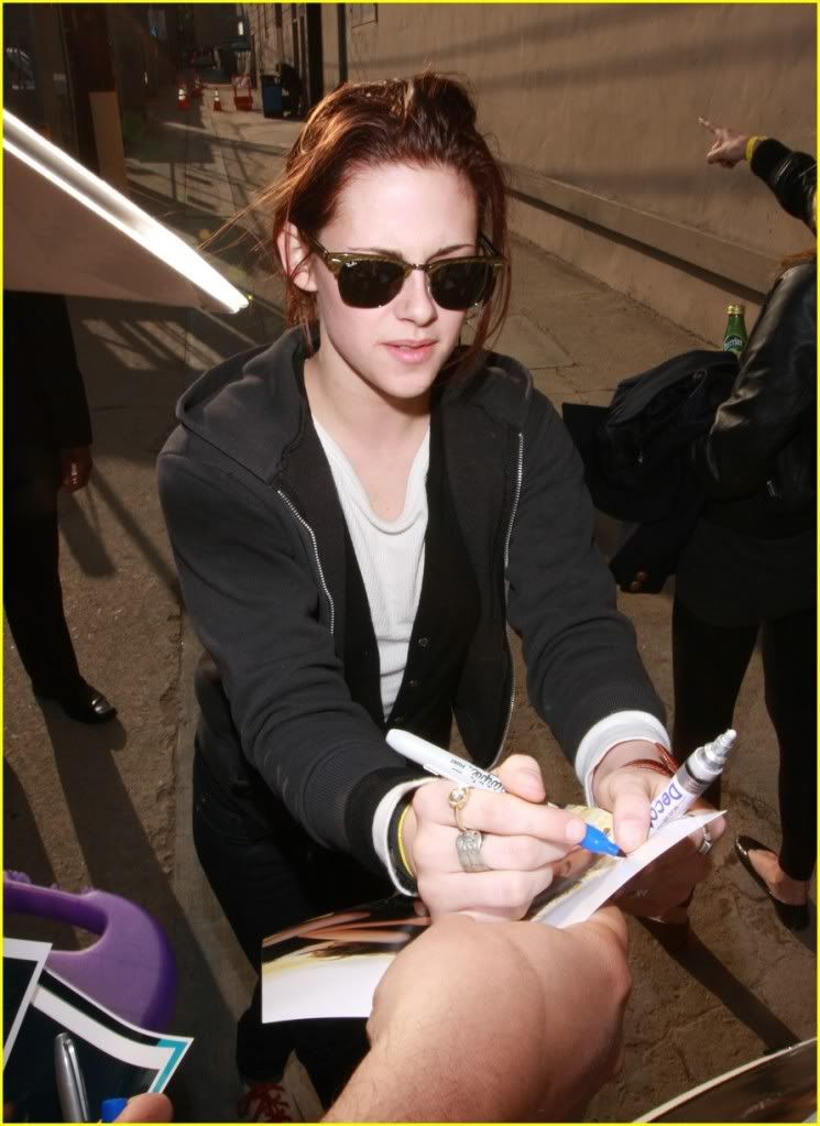 http://i232.photobucket.com/albums/ee236/shadowma1771/Twilight/kristen-stewart-jimmy-kimmel-17.jpg