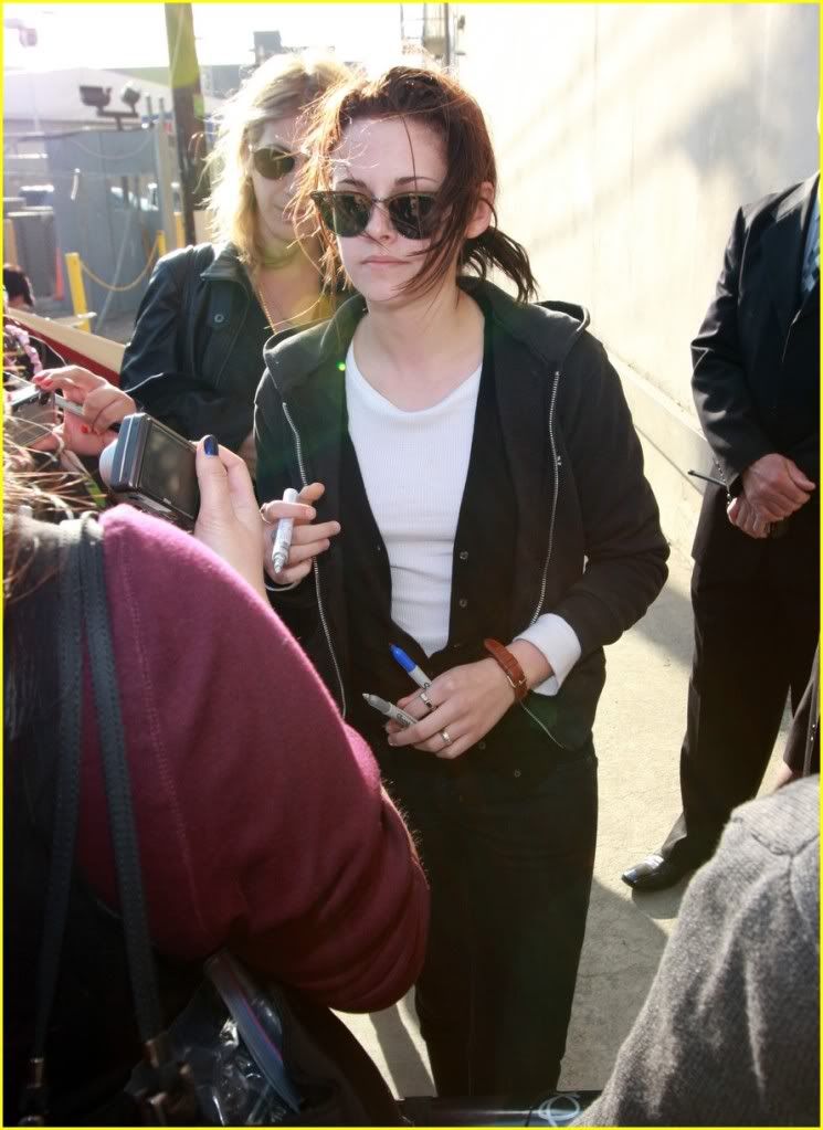 http://i232.photobucket.com/albums/ee236/shadowma1771/Twilight/kristen-stewart-jimmy-kimmel-20.jpg