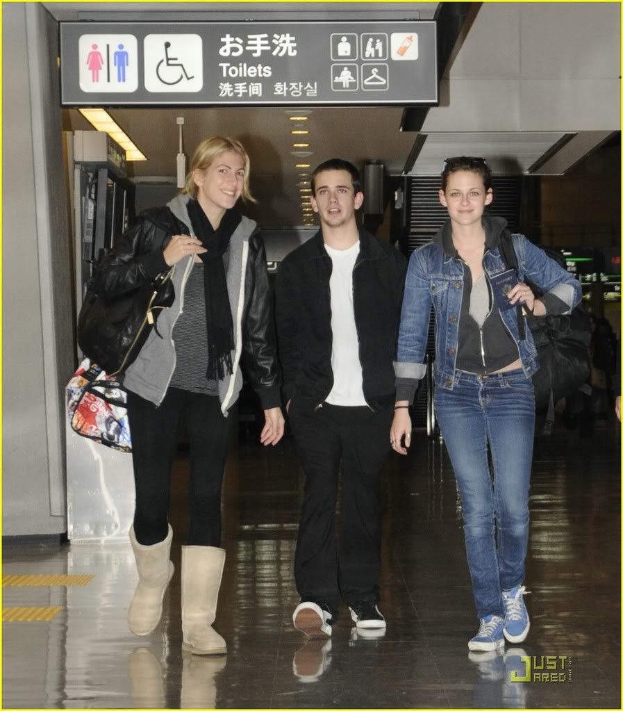 http://i232.photobucket.com/albums/ee236/shadowma1771/Twilight/kristen-stewart-narita-airport-02.jpg