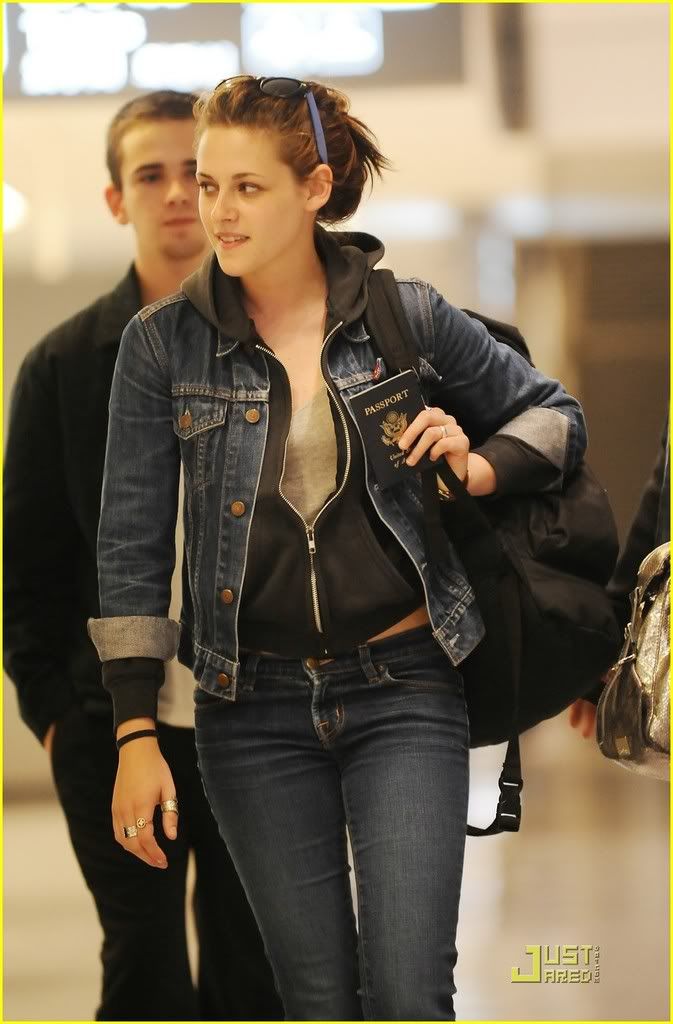 http://i232.photobucket.com/albums/ee236/shadowma1771/Twilight/kristen-stewart-narita-airport-03.jpg