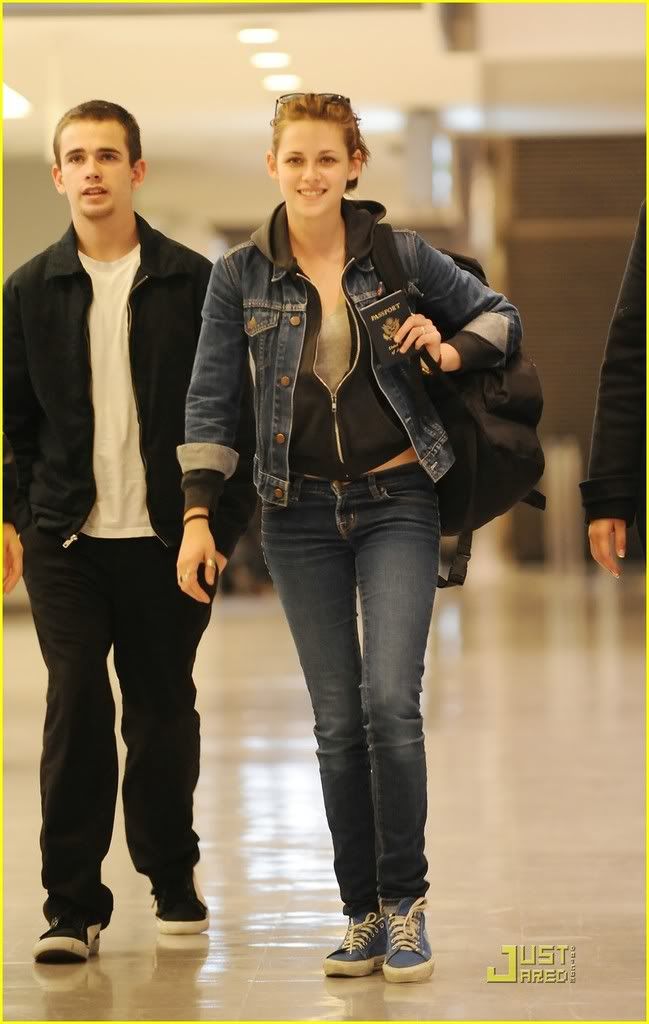 http://i232.photobucket.com/albums/ee236/shadowma1771/Twilight/kristen-stewart-narita-airport-04.jpg