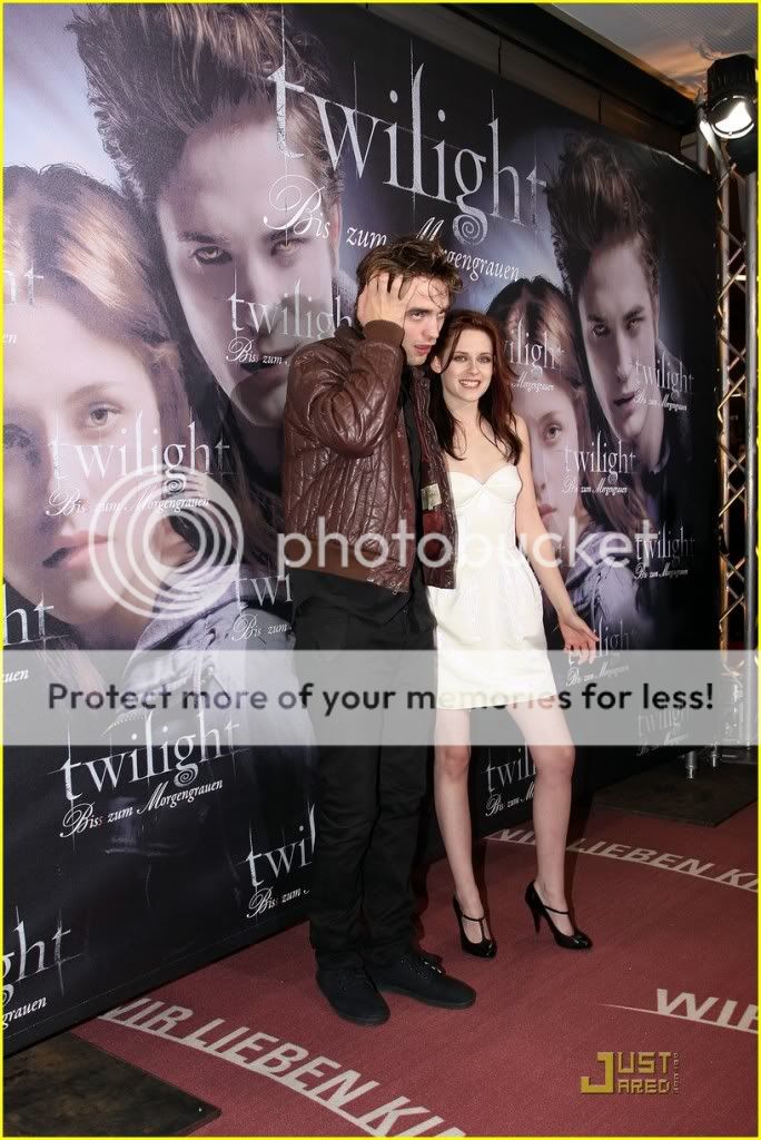 http://i232.photobucket.com/albums/ee236/shadowma1771/Twilight/kristen-stewart-rob-pattinson-mu-2.jpg