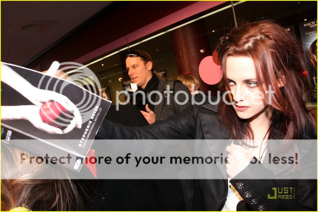 http://i232.photobucket.com/albums/ee236/shadowma1771/Twilight/kristen-stewart-rob-pattinson-mu-3.jpg