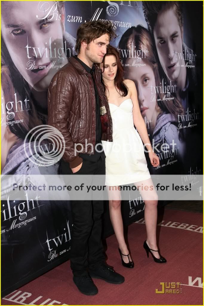 http://i232.photobucket.com/albums/ee236/shadowma1771/Twilight/kristen-stewart-rob-pattinson-mu-6.jpg