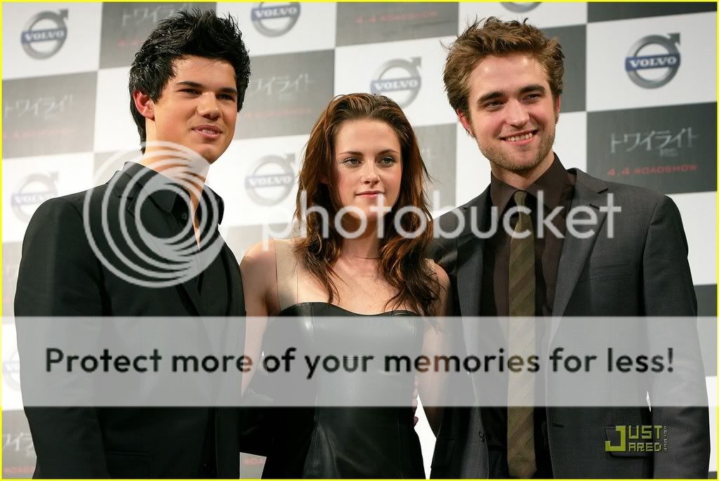 http://i232.photobucket.com/albums/ee236/shadowma1771/Twilight/kristen-stewart-rob-pattinson-ta-14.jpg