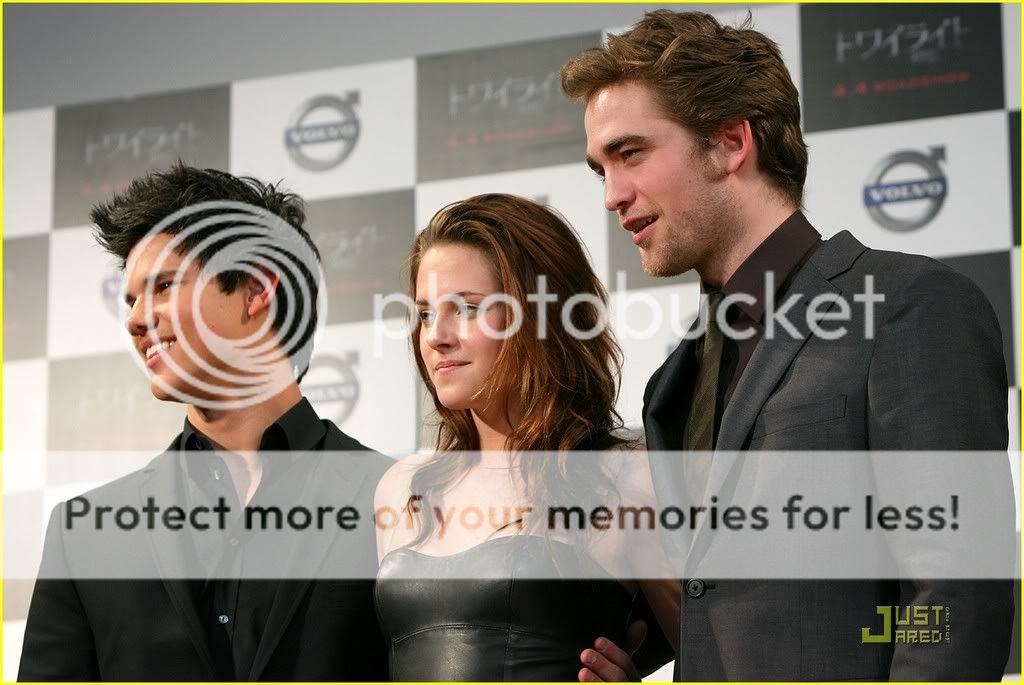 http://i232.photobucket.com/albums/ee236/shadowma1771/Twilight/kristen-stewart-rob-pattinson-ta-19.jpg