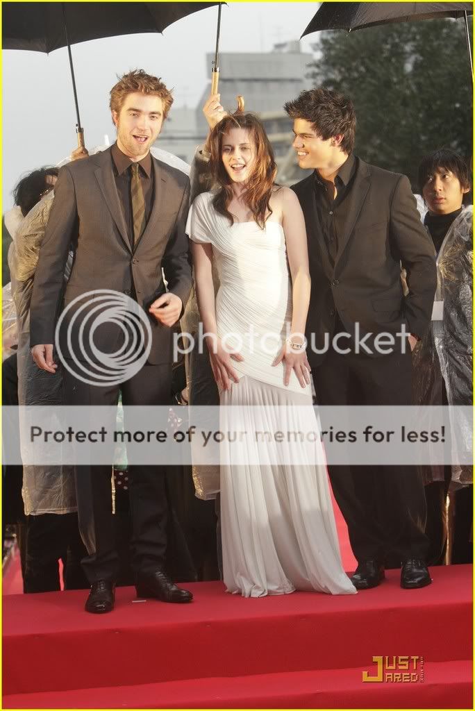 http://i232.photobucket.com/albums/ee236/shadowma1771/Twilight/kristen-stewart-rob-pattinson-ta-9.jpg