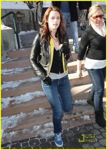 http://i232.photobucket.com/albums/ee236/shadowma1771/Twilight/kristen-stewart-sundance-stroll-05.jpg