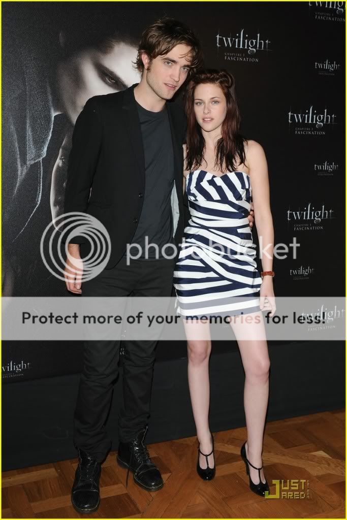 http://i232.photobucket.com/albums/ee236/shadowma1771/Twilight/kristen-stewart-twilight-paris-01.jpg