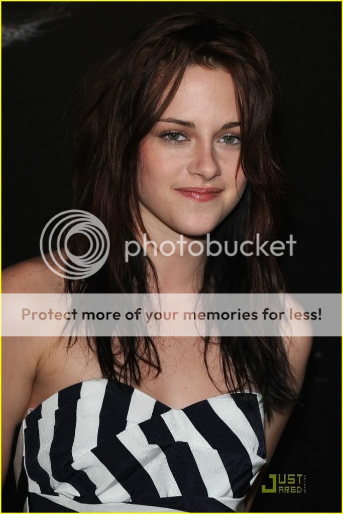 http://i232.photobucket.com/albums/ee236/shadowma1771/Twilight/kristen-stewart-twilight-paris-05.jpg